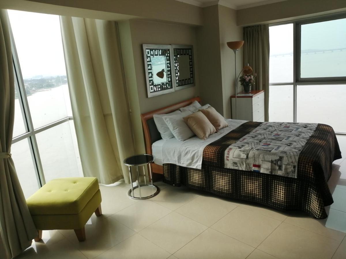 Puerto Santa Ana Suites กวายากิล ภายนอก รูปภาพ