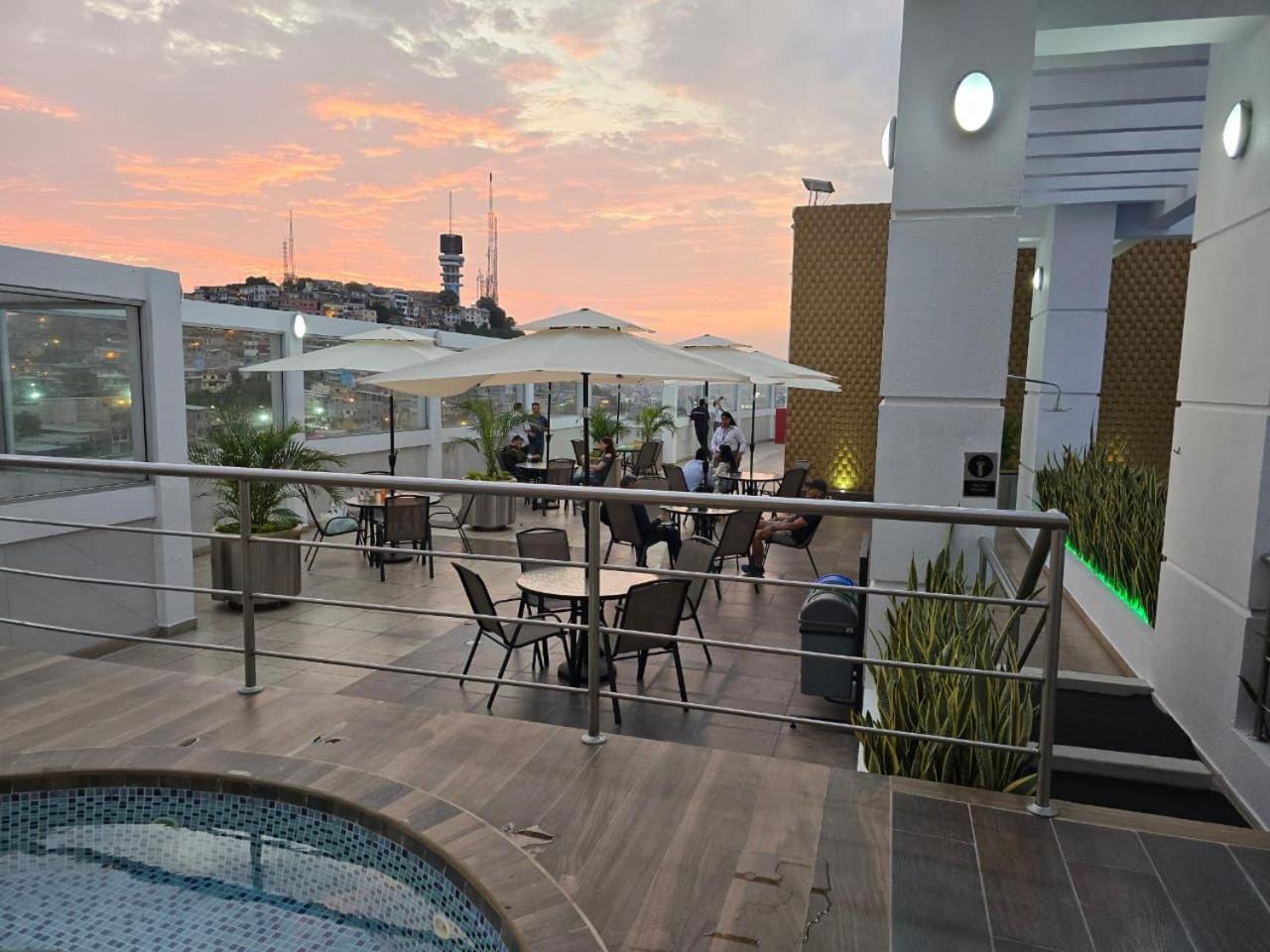 Puerto Santa Ana Suites กวายากิล ภายนอก รูปภาพ